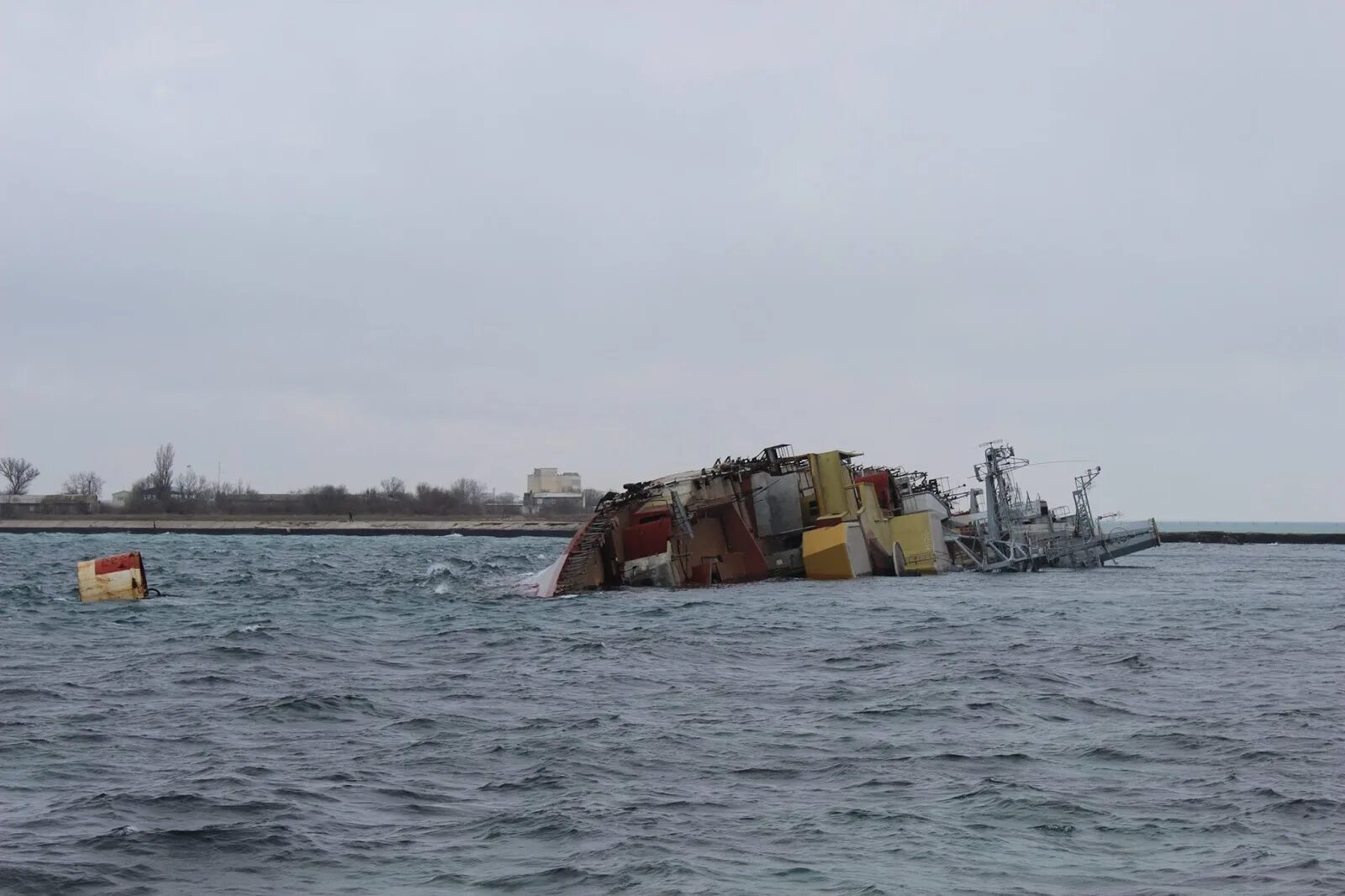 Сколько кораблей потопили украинцы за время. Корабль Очаков Донузлав. БПК Очаков Донузлав. БПК Очаков затопленный 2014. Озеро Донузлав затонувший корабль.