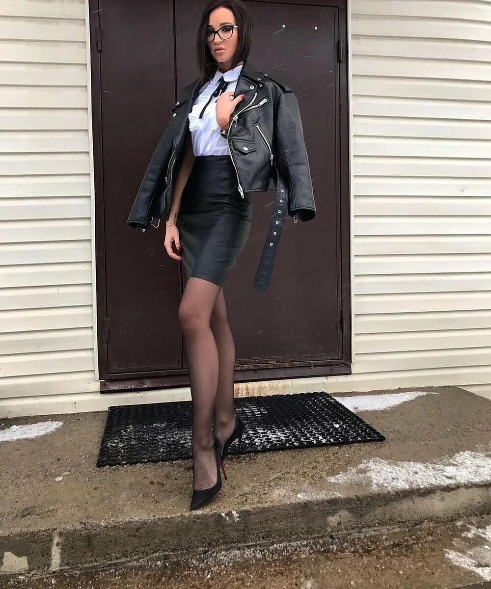 Бузова баленсиага. Кроссовки ольги бузовой гуччи. Ольга бузова в костюме. Анастасия решетова leather. Бузова стиль в одежде.