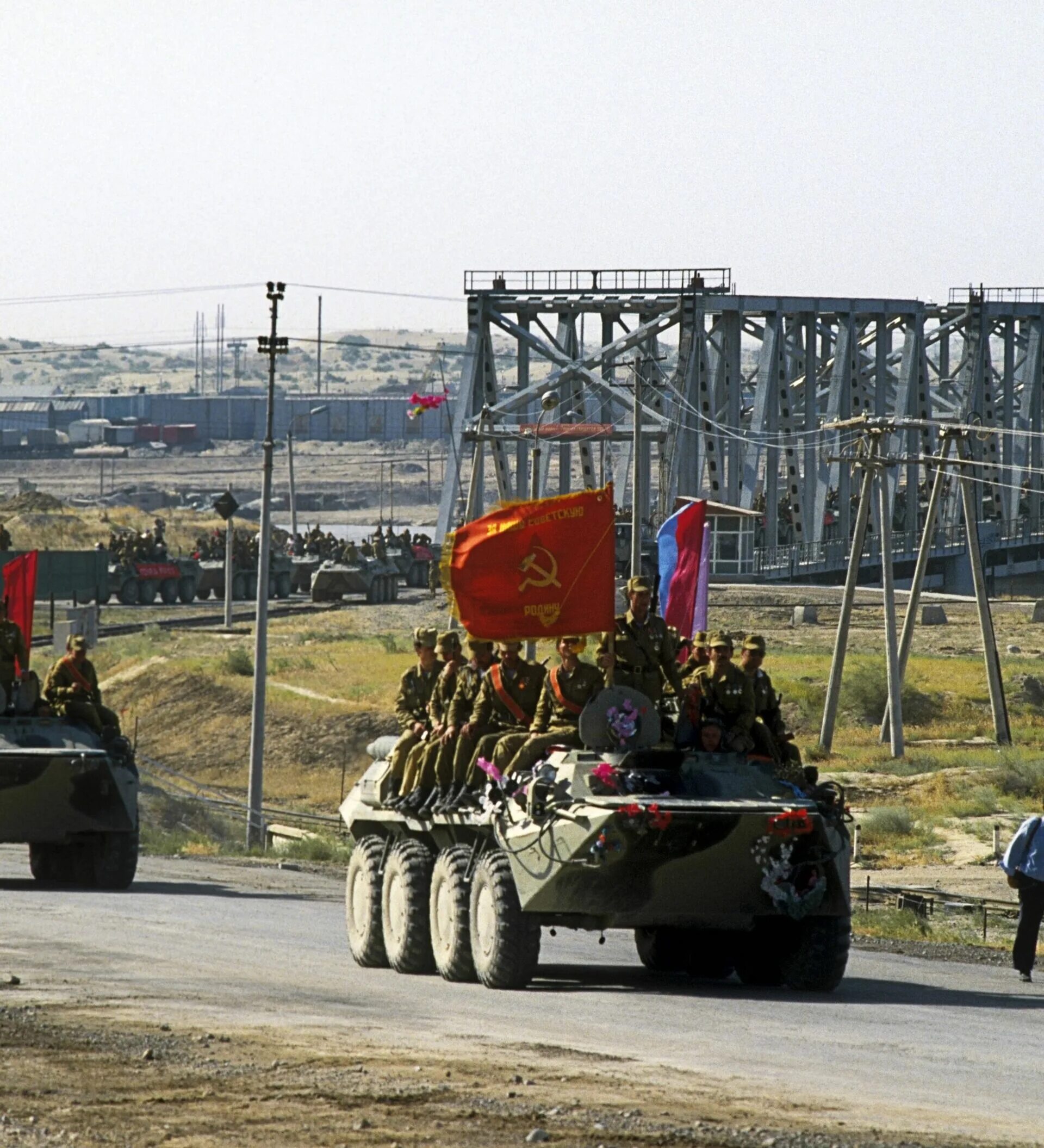Последняя колонна из афганистана. 1989 завершился вывод советских войск из афганистана. 1989 вывод войск из афгана. Мост дружбы афганистан 1989. 15 февраля день воина интернационалиста.