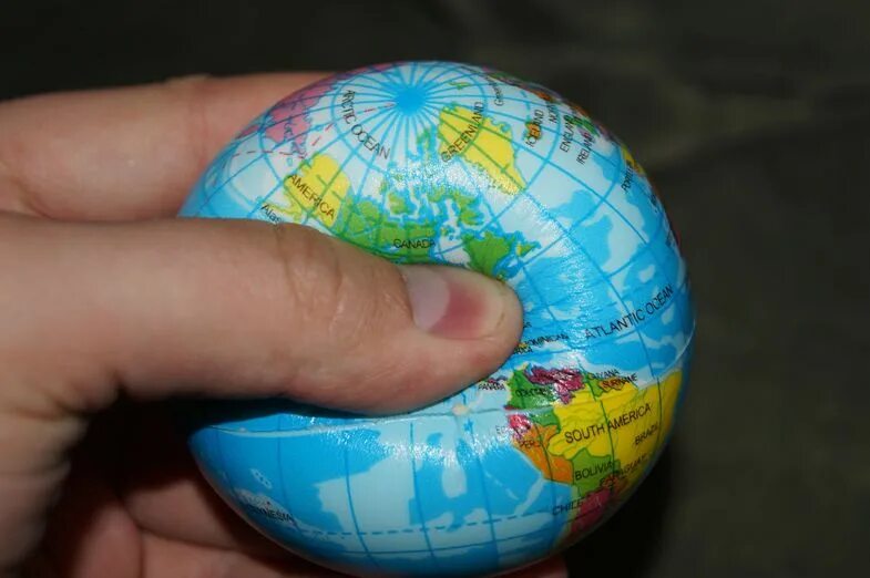 Мяч земля большой. Макеты земли из мячика. Земля не резиновая. Как сделать из мячика земной шар. Сколько мячиков на земле России.