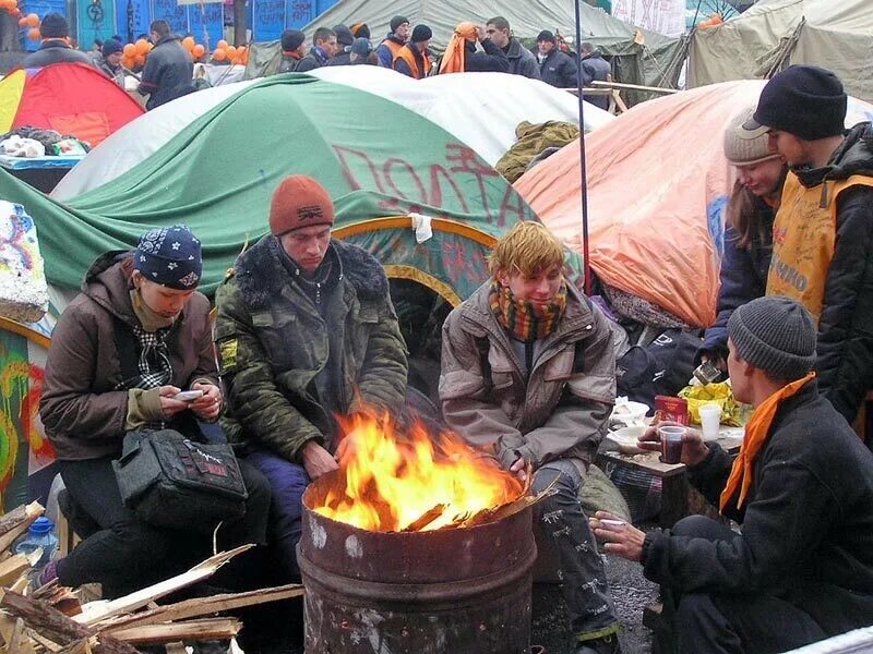 Оранжевый майдан. Майдан в Украине 2004. Майдан 2004 года Украина палаточный городок. Палаточный городок на Майдане 2014. Оранжевая революция Украина 2004 год.