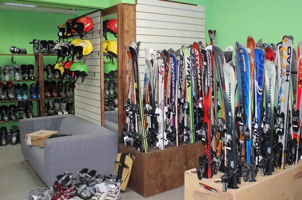 прокат горного снаряжения. горные лыжи снаряжение. прокат горного снаряжения. горнолыжный инвентарь. стеллаж для хранения горнолыжного инвентаря.