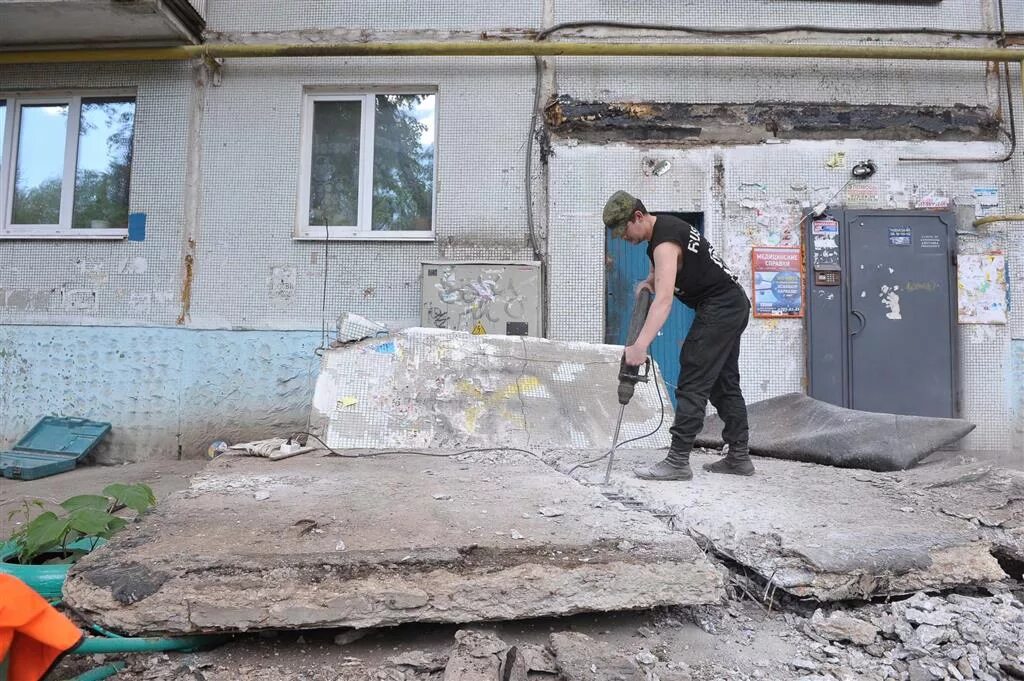 Демонтаж подъездов. Козырек подъезда бетонный. бетонный козырек над подъездом. демонтаж козырька. демонтаж подъездных бетонных козырьков.