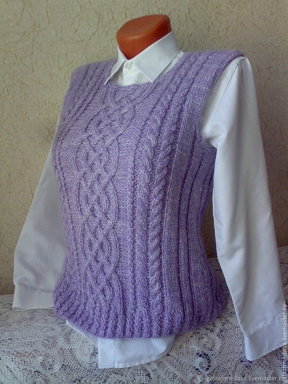 Жилет marina knit. Красная вязаная жилетка. Жилетка женская вязаная. Жилет женский спицами. Жилет женский спицами.