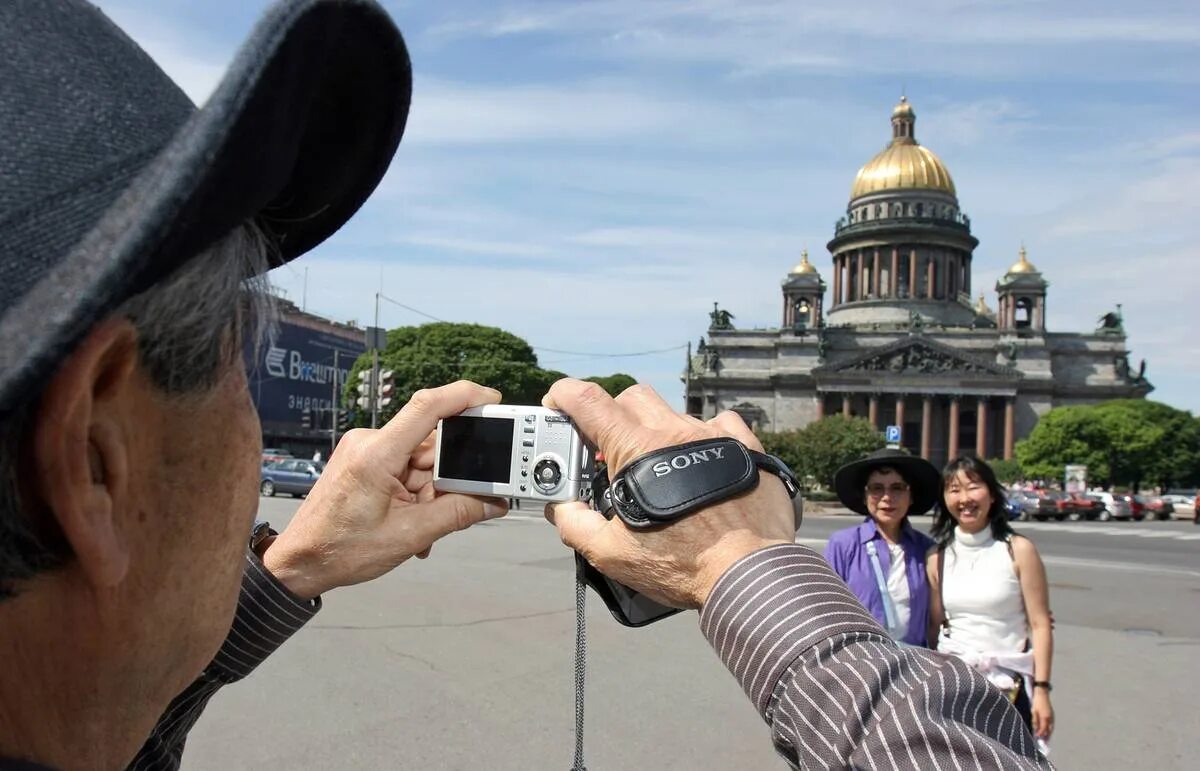 Питер станет платным для туристов. Турист с фотоаппаратом. Китайские туристы. Туристы в Петербурге. Иностранцы в Питере.