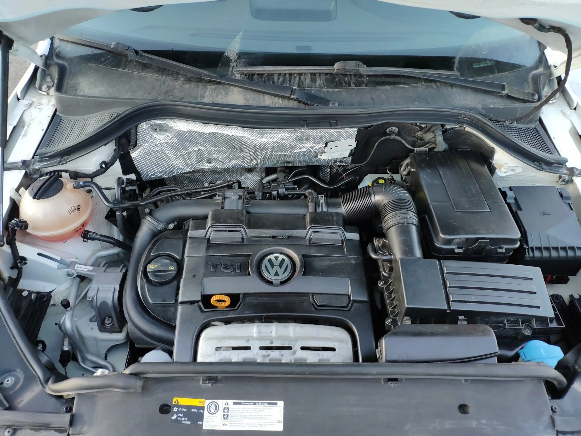 Моторный отсек Volkswagen Tiguan. Моторный отсек Фольксваген Тигуан 2.0. Подкапотное пространство Тигуан 1.4 122 детали. Tiguan 2 1.4 двигатель.