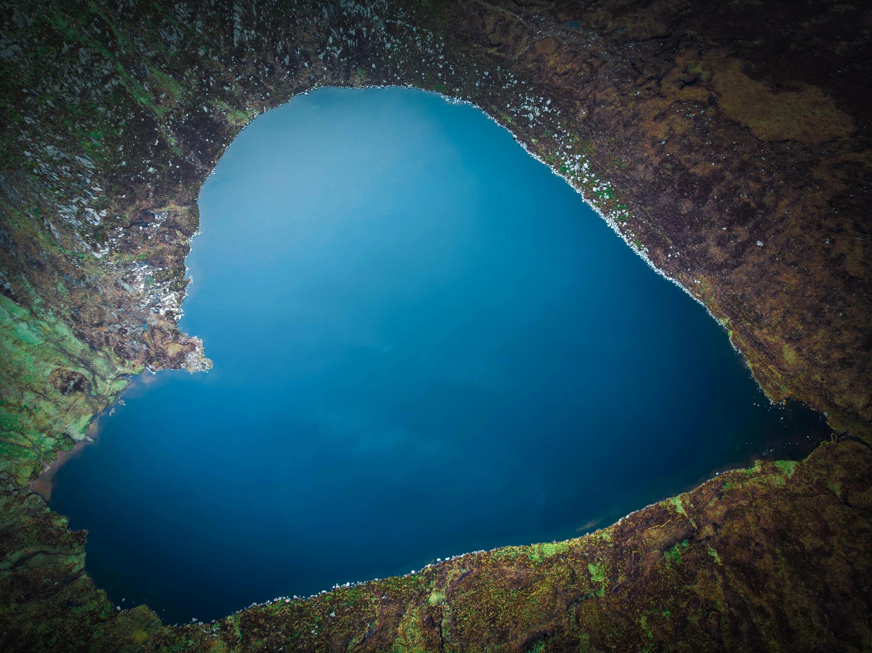 Озеро в форме рыбы. Лорейн Каунти озеро. Лорейн Каунти озеро сердце. Харт-шапед-Лейк озеро. Озеро Шимшал Пакистан.