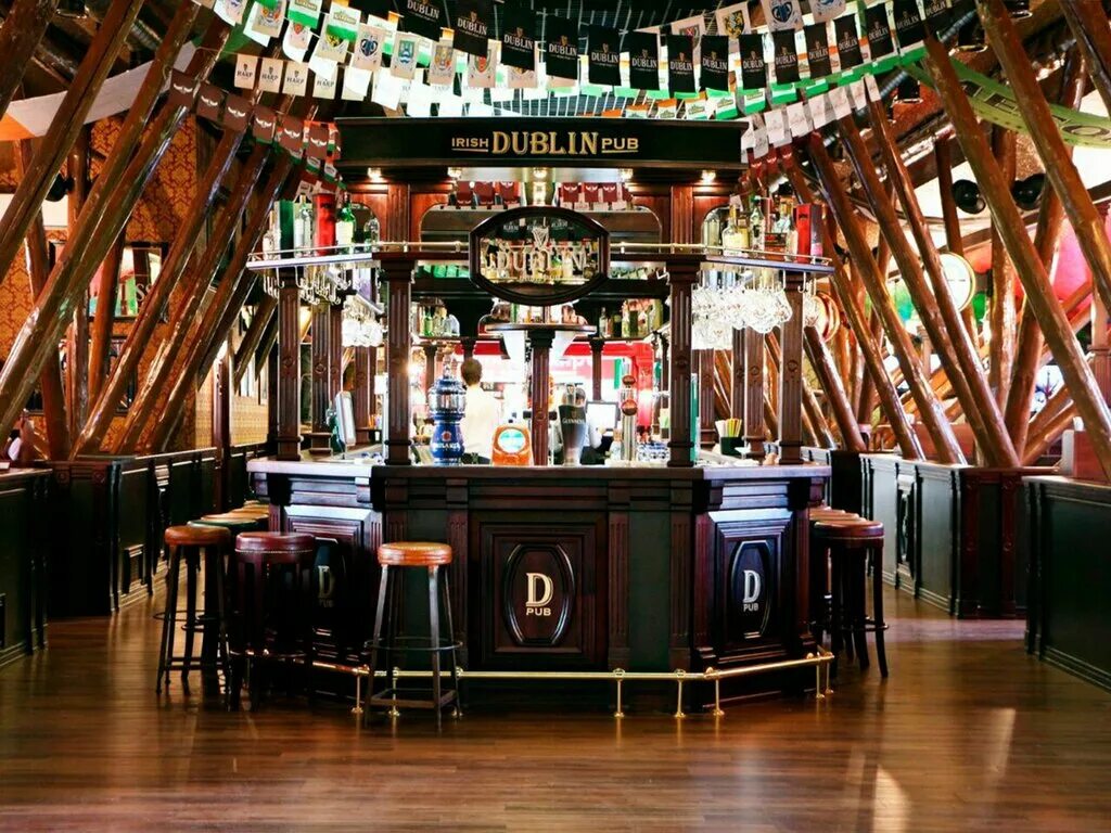 Irish pub интерьер. Джоли лепрекон паб москва академическая. Ирландский паб англия 19 века. Дублин ресторан уфа. Интерьер пабов в ирландии.