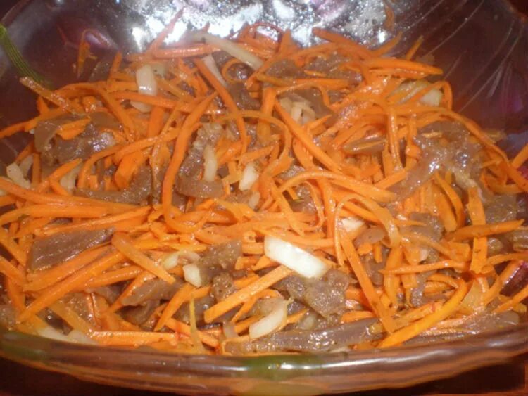 Мясо по корейски рецепт с морковью. Хе с мясом и морковью по корейски. Салат с говядиной и корейской морковкой. Хе с говядиной и морковью. Салат из моркови с мясом.
