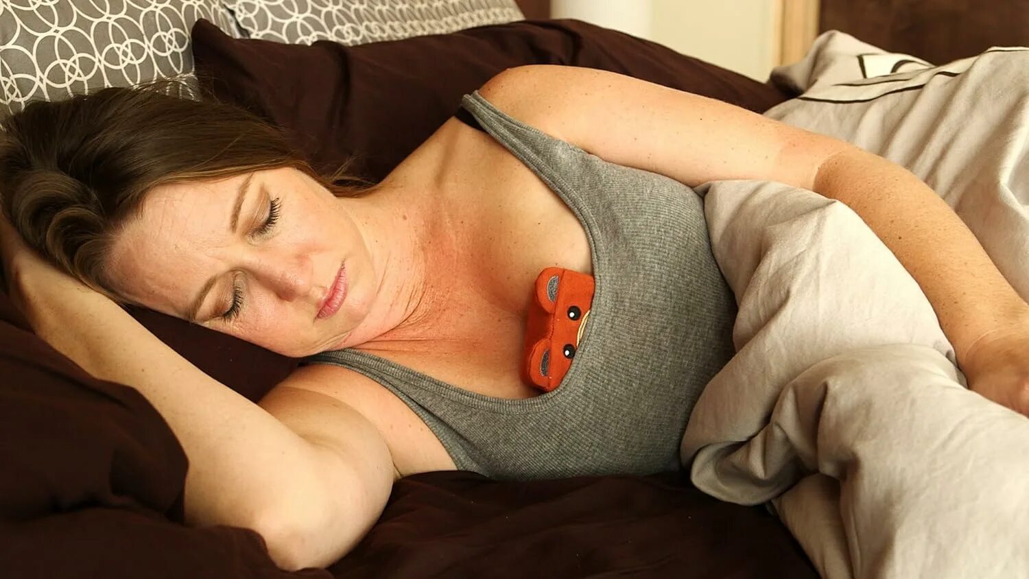 Sleeping drinking mom. Спящие взрослые женщины. Подушка для зоны декольте. Морщины на декольте после сна. Подушечка между грудей для сна.