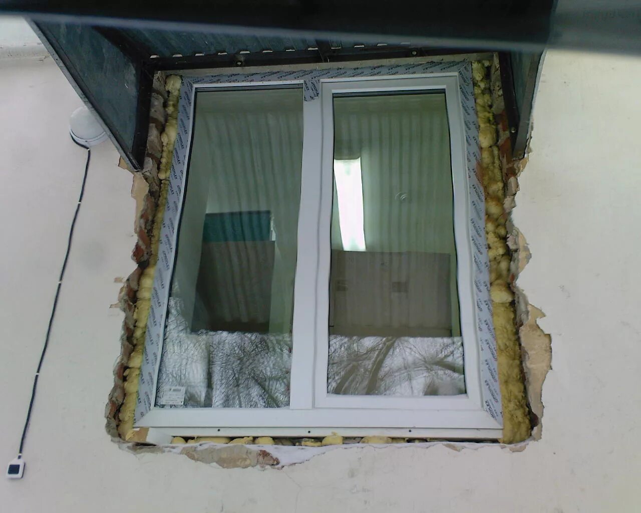 Окна после установки как. Установленное пластиковое окно. Плохие пластиковые окна. Окна ПВХ панельный дом. Монтаж окон.