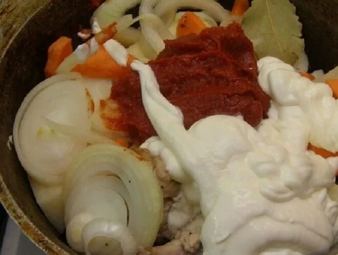 приготовить кролика в казане с картошкой. кролик с овощами в казане. жареный кролик тушеный. тушёный кролик с картофелем в казане.