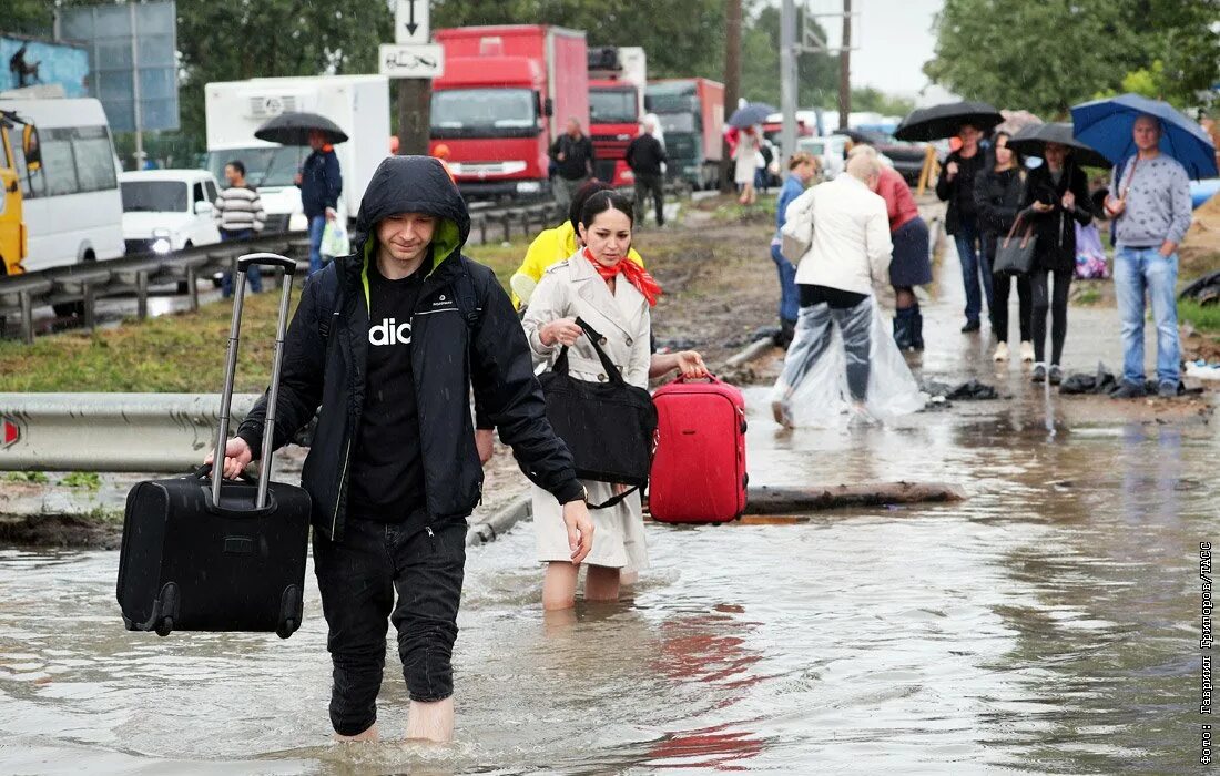 28 июня 2011. Наводнение в Москве 2020. Подтопление Шереметьево. Потоп босиком. Москва наводнение 1994.