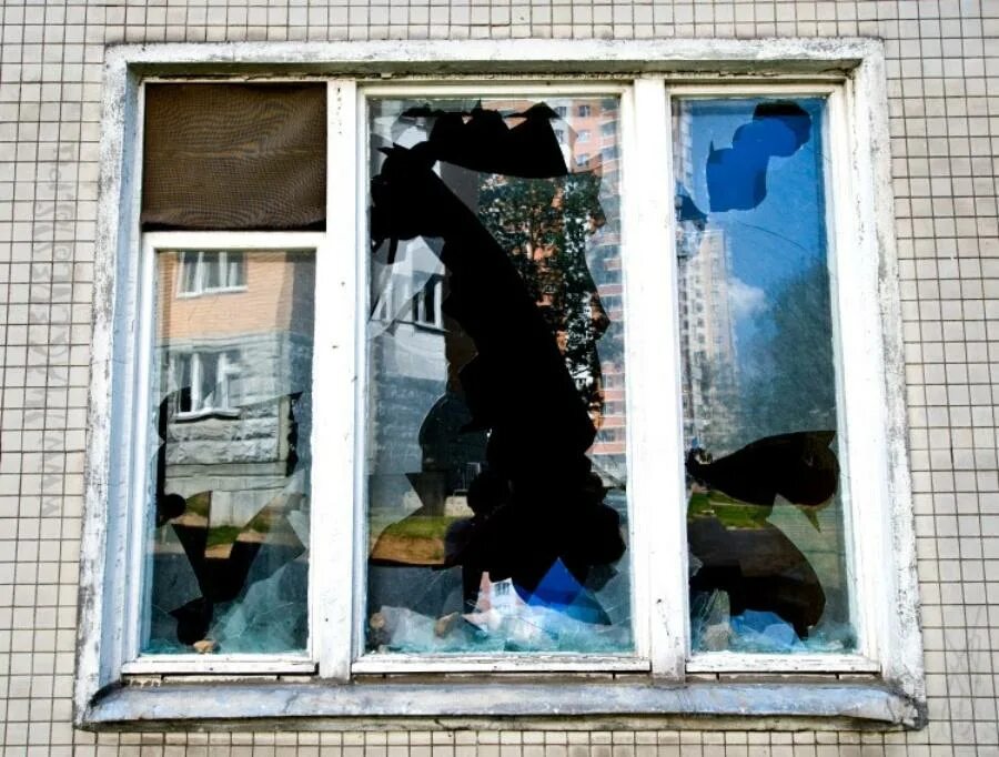 Разбитый стеклопакет. Окошко разбить. Разбитые окна. Разбитое пластиковое окно. Разбитое окно.