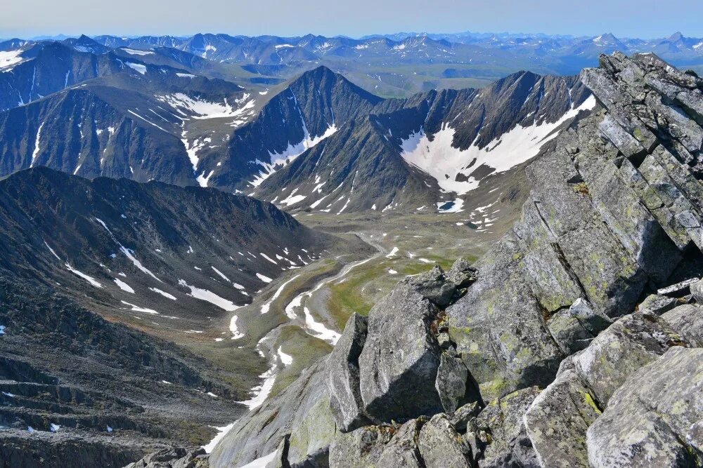 Mountain ancient mountain. Уральские горы – хребет России. Уральские горы в Казахстане. Водораздельный хребет на уральских горах. Горные хребты Урала.