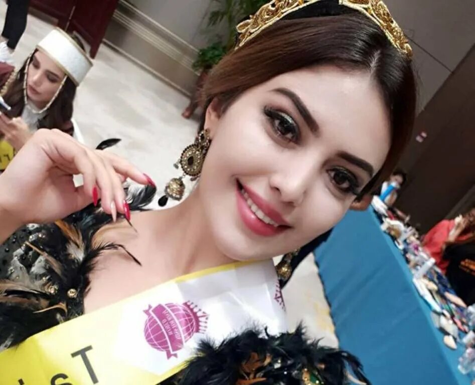 Паризода эшонкулова. Курта чакан 2022. Национальная одежда таджикистана чакан. Куртаи чакан попович. Нозияи кароматулло таджикистан.