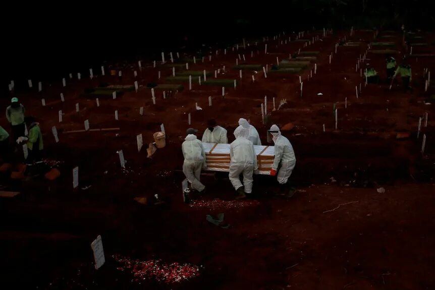 100 000 умерших. 100 000 умерших. Захоронения неопознанных тел. Covid virus in world death toll. Братские могилы в нью йорке коронавирус.