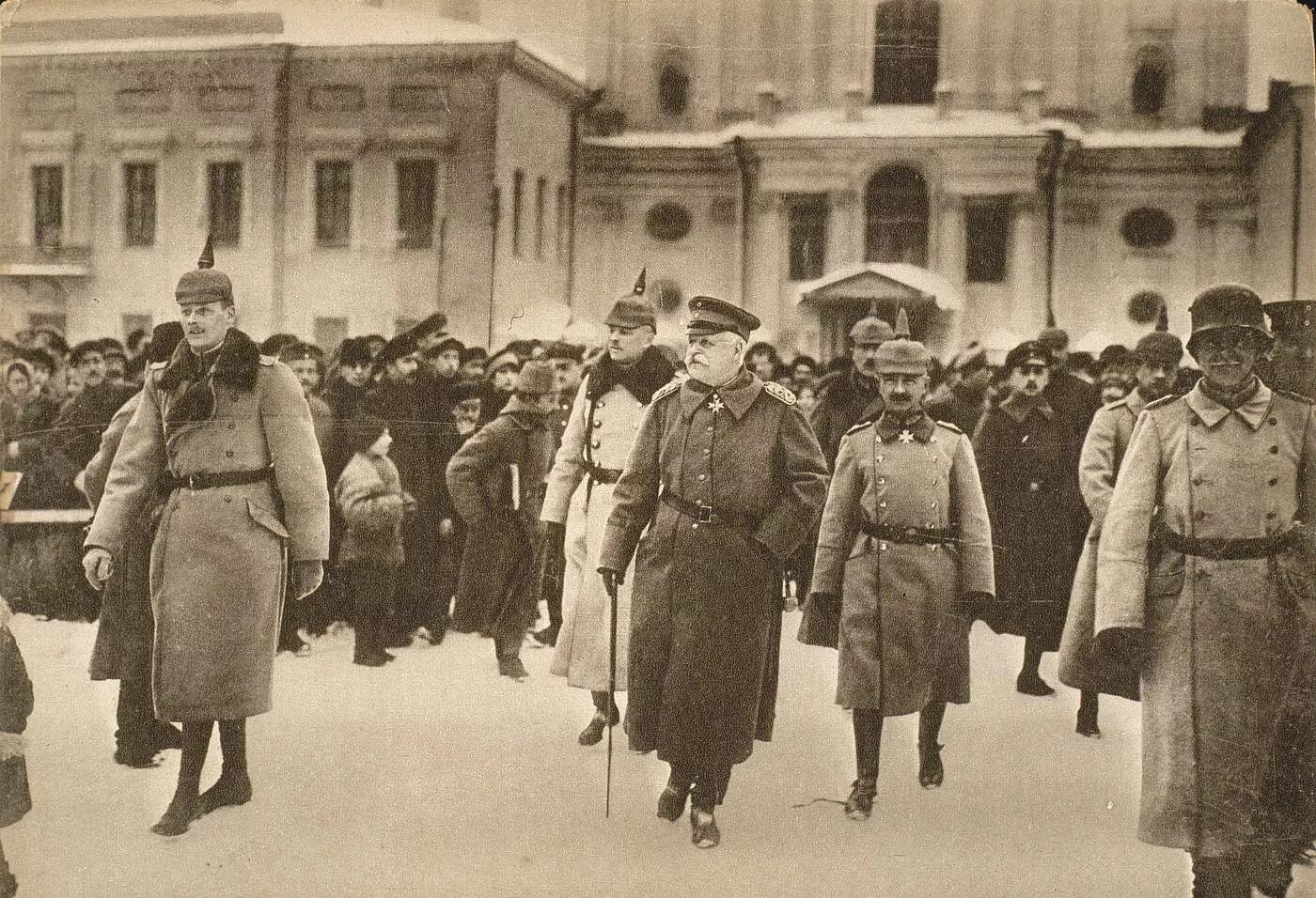 Переговоры в Брест-Литовске 1918. Переговоры в Брест Литовске 1918 год. Троцкий в Брест-Литовске 1917. Советская делегация в Брест-Литовске 1918 год. Переговоры о мире с германией