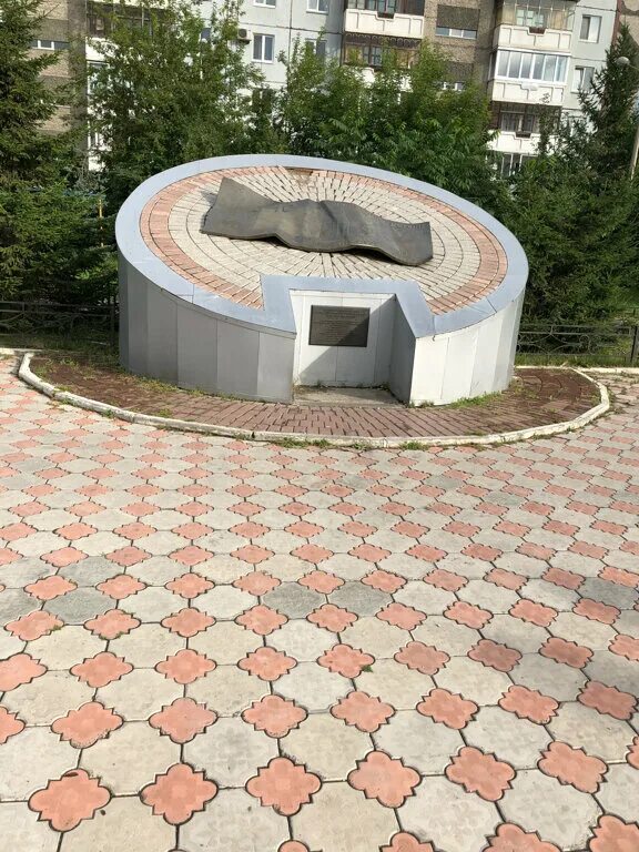 памятник 10 рублевой купюре в красноярске. памятник 10 рублей в красноярске. памятник десятке в красноярске. памятник десятирублевой купюре в красноярске. памятник 10 рублей в красноярске.