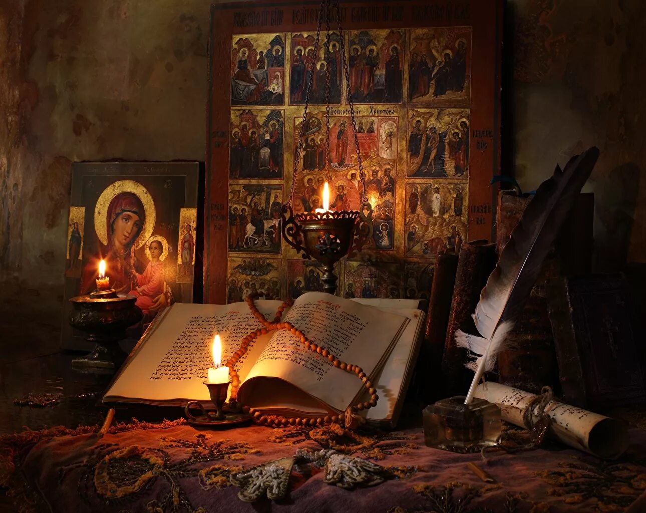 Молиться в пост. Великий пост. свеча у иконы в храме. православная тематика. православный великий пост.