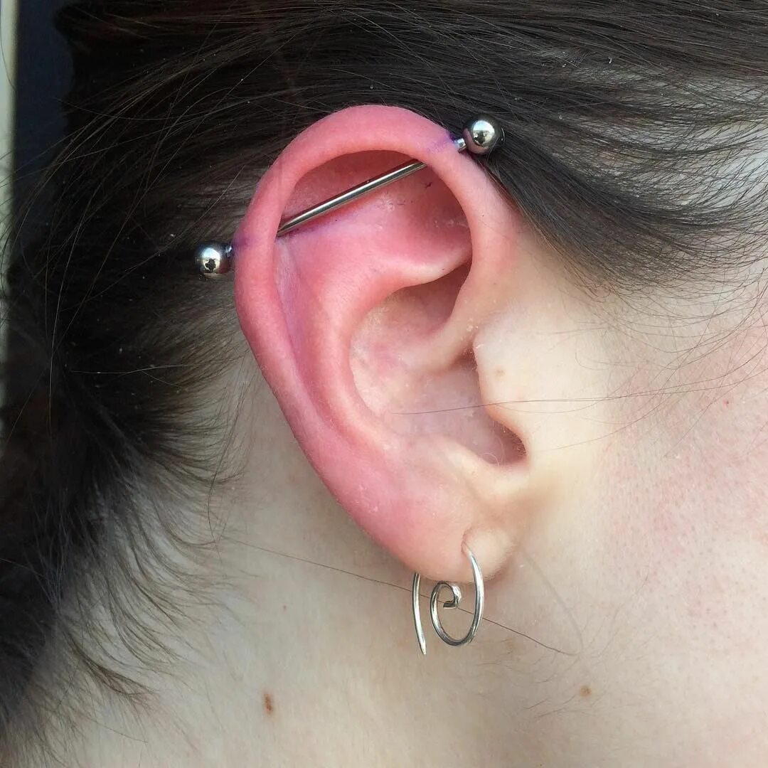 Вертикальный индастриал пирсинг. 400 6000 точек пирсинг индастриал. Индастриал после прокола. Пирсинг ушей индастриал. Индастриал после прокола.