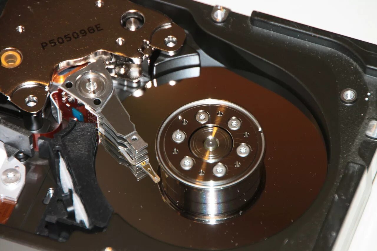 Жесткий диск спящий режим. Диски из hdd. зеркальные жесткие диски. хранилище из жестких дисков. привод жесткого диска.