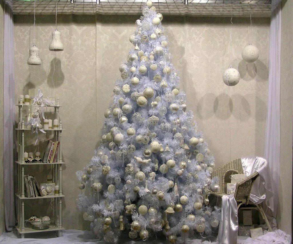 Елка белыми шарами. Белая елка. Новогодняя елка с серебристыми шарами. Белая елка украшенная. Серебристая Новогодняя елка.