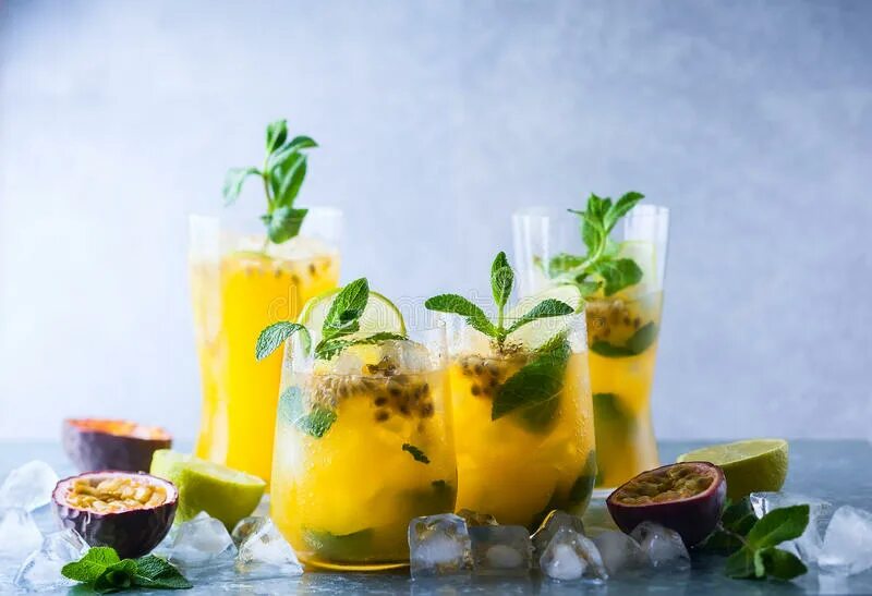 Passion fruit mojito. Коктейль манго маракуйя. Маракуйя коктейль безалкогольный. Лимонад манго маракуйя. Лимонад маракуйя лайм.