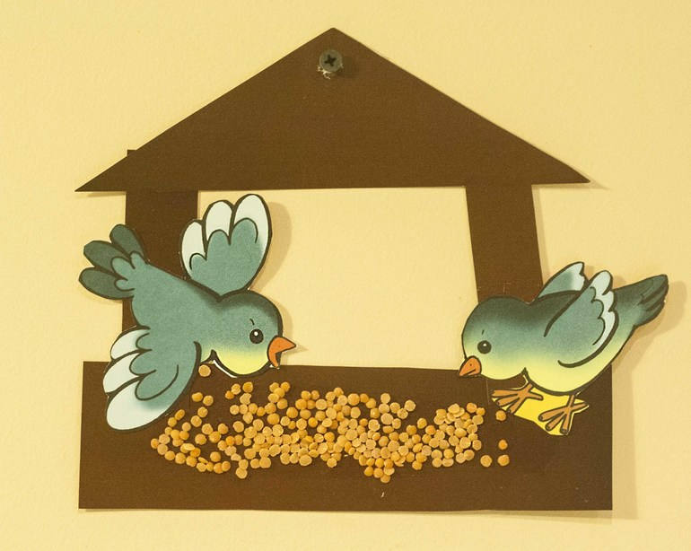 Кормушка аппликация для детей. Аппликация кор ушка для птиц. Аппликация кормушка для птиц. Аппликация птицы. Аппликация кормушка для птиц.
