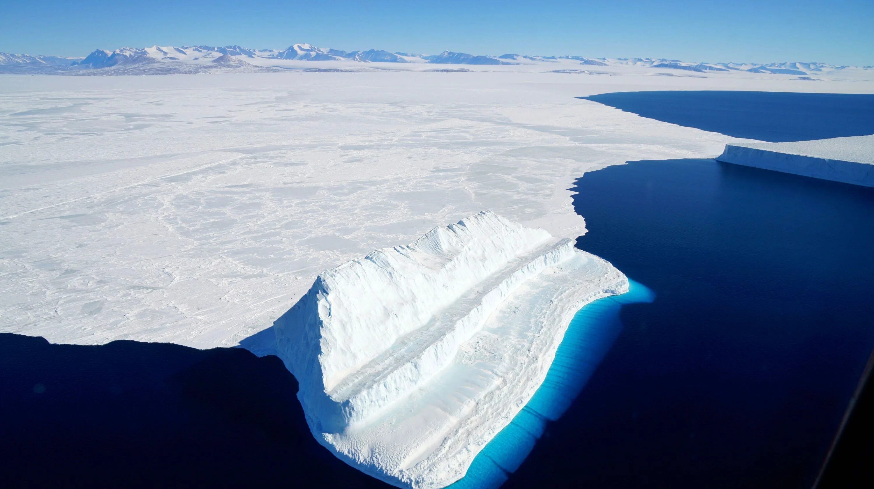 Свободный ото льда участок антарктиды. Южный полюс Антарктида. Арктика Южный полюс. Южный полюс Антарктида фото. Ледник Туэйтса.