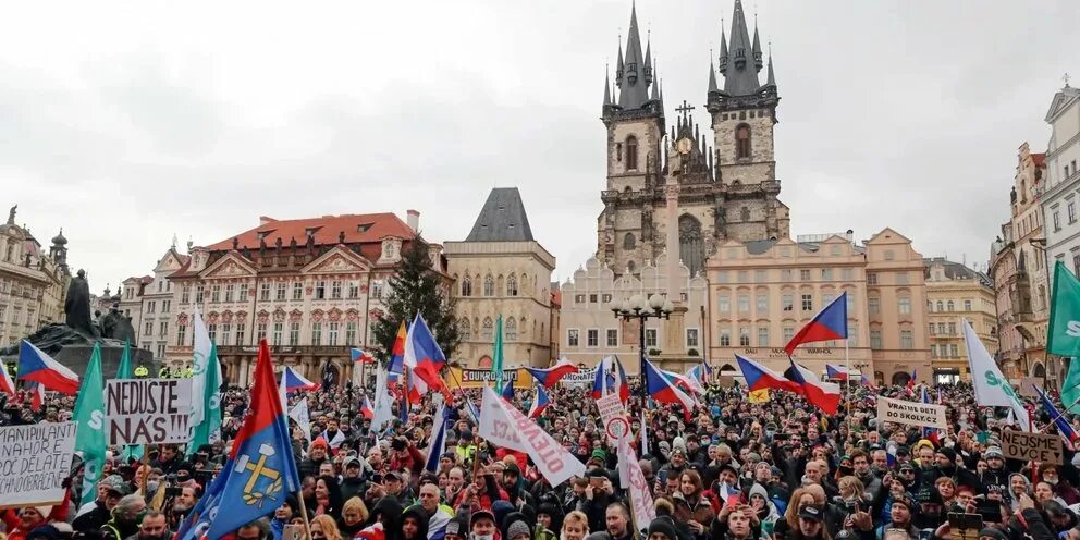 Выступление чехии. Протесты в чехии. митинг в чехии. правительство чехии. чехия люди.