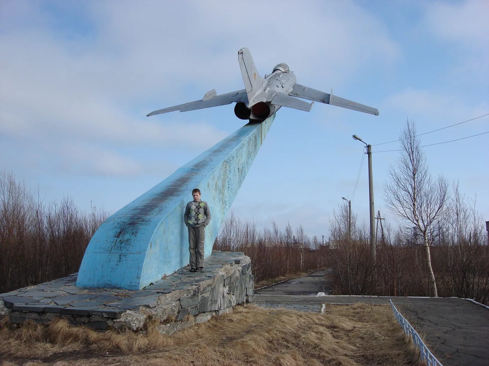 Аэродром Мончегорск 27 км. Мончегорск военный городок 27 км. Аэродром Мончегорск Мурманская область. Памятник миг 27 км Мончегорск.