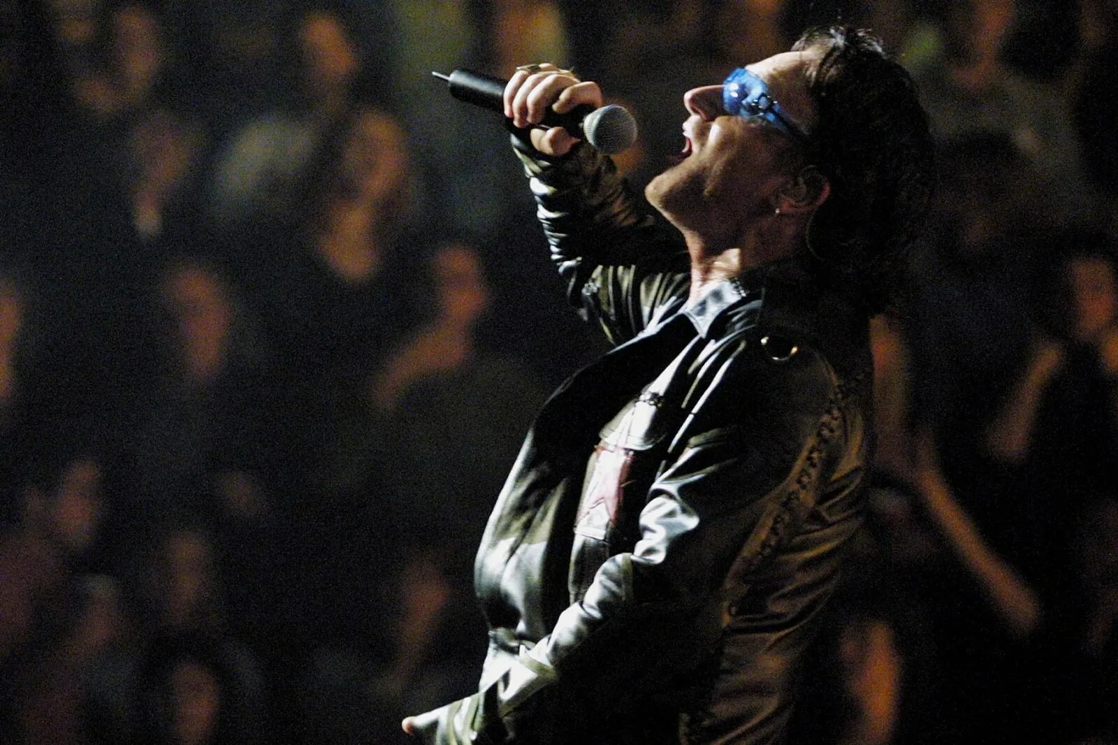 U2. Bono u2 в шапке. U2 Live 2003. Боно концерт.