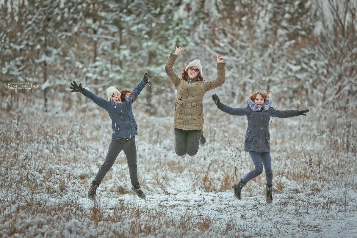 Дети радуются весне. Радуйся первому снегу. Радость первого снега. Люди радуются зимой. Люди радуются снегу.