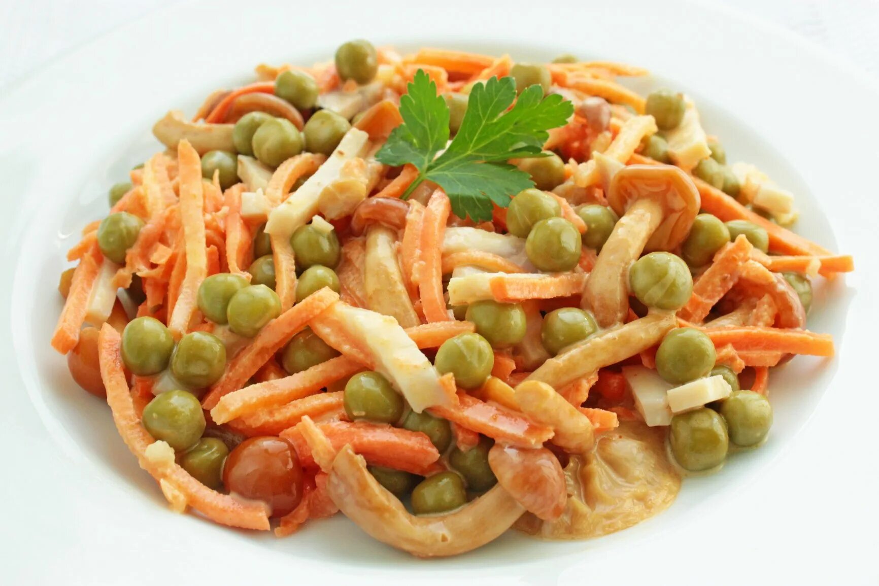 Картофель морковь зеленый горошек. Салат с морковки и горошка. салат из моркови с зеленым горошком. салат зеленый горошек корейская морковь. салат с корейской морковью и горошком.
