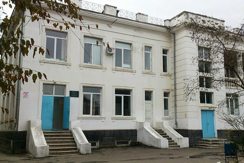Больница в каспийске. 2 роддом махачкала. Городская больница каспийск. Городская больница каспийск. Детская больница каспийск.