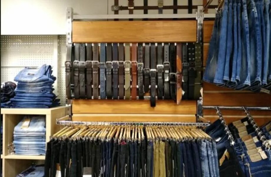 Denim магазин. Витрина для джинсов. магазин джинсовой одежды. выкладка джинс. интерьер магазина джинсовой одежды.