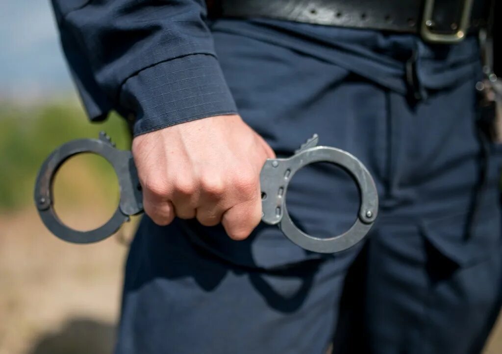 Полицейский ведет в наручниках. Надел задержать. Спецсредства полиции. Наручники овд. Надел задержать.