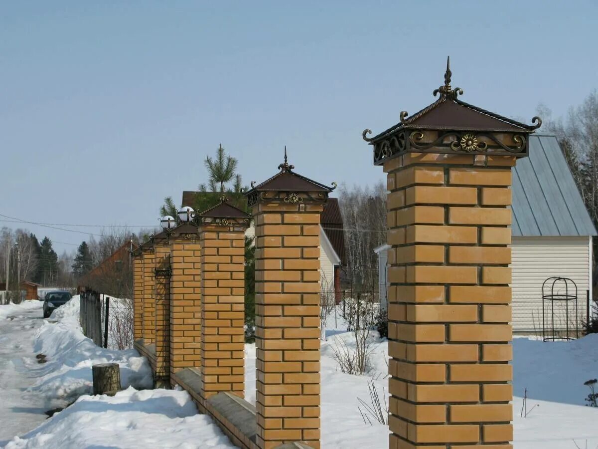 Колпаки на столбы для забора из кирпича. Столбы для забора. колпаки для столбов из кирпича. кованый колпак на кирпичный столб. кованые колпаки на столбы для забора.
