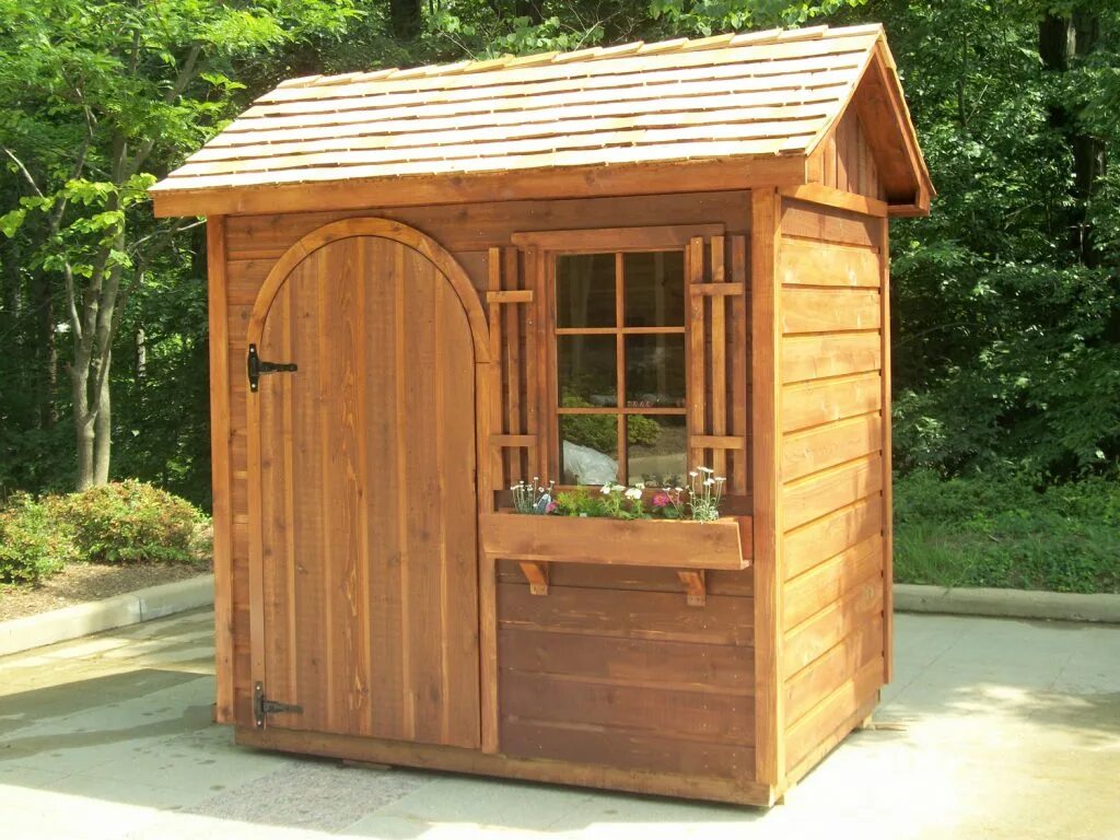 Уличный туалет своими руками из дерева. Садовый туалет деревянный. Красивый сарай для дачи. Хозяйственные постройки на даче. Садовый домик для инвентаря.