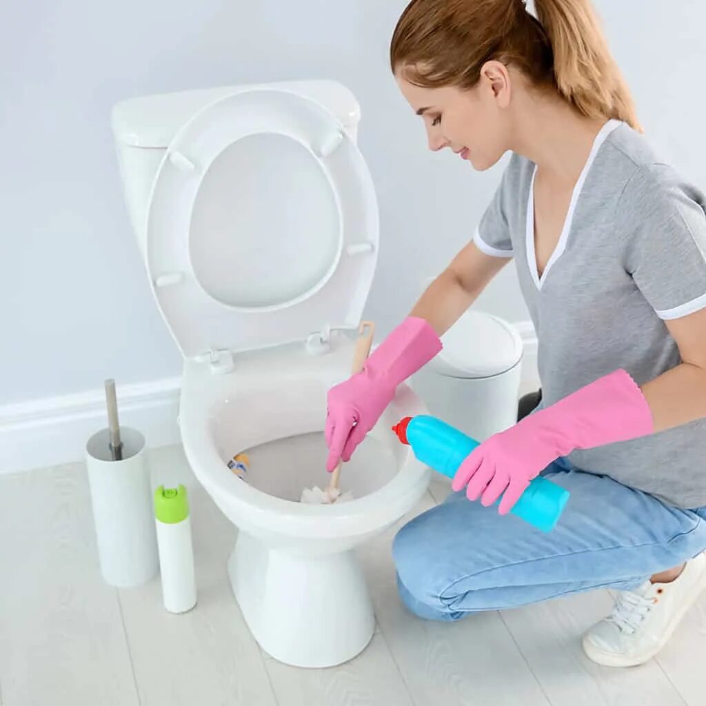 Clean toilets. Туалет clean. Унитаз клининг. Туалет машина уборка. Клеан класс для раковин унитазов.