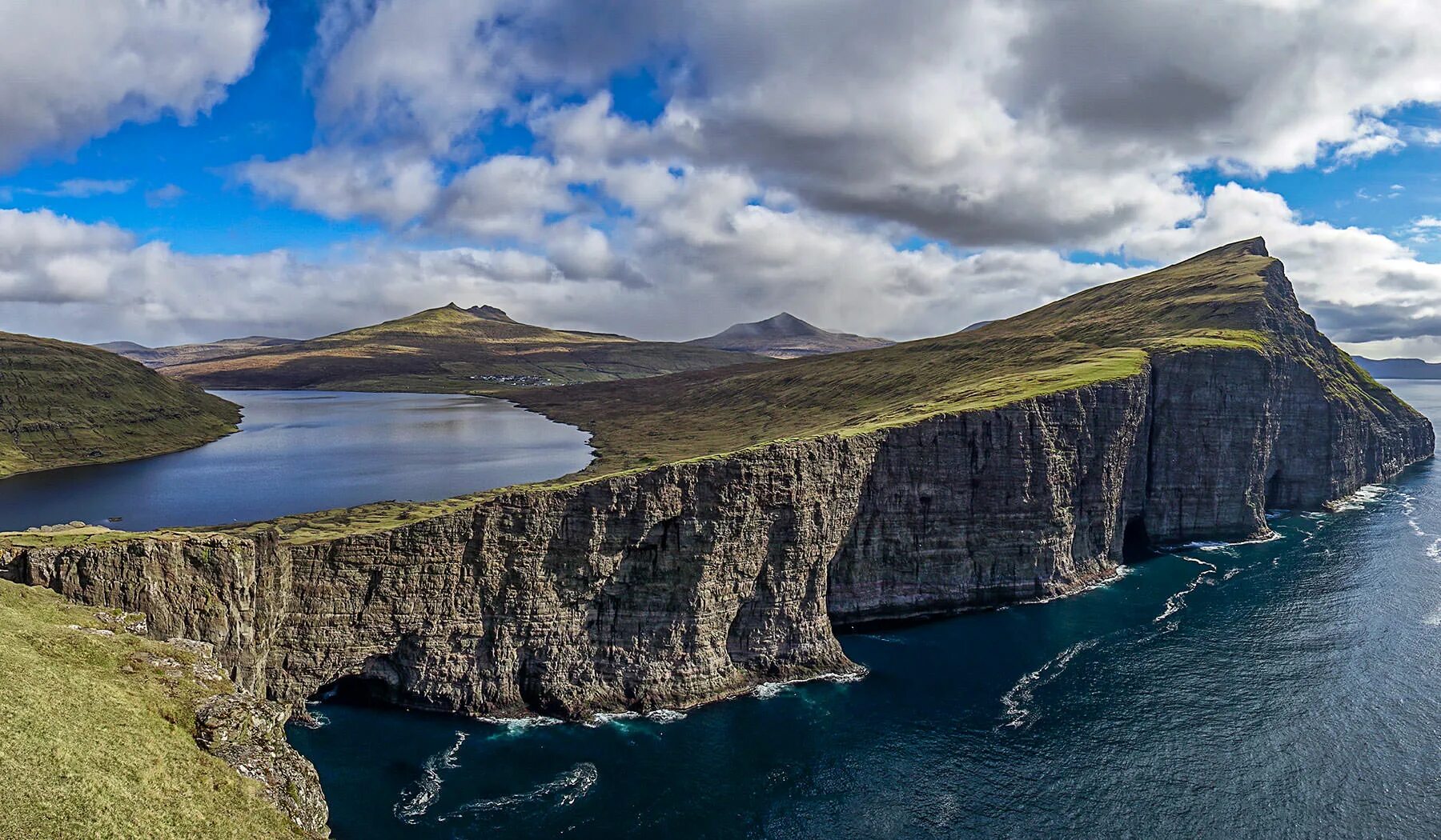 Кому принадлежат фарерские острова. Фарерские острова озеро Сорвагсватн. Фарерские острова Норвегия. Magnus Cathedral Фарерские острова. Луйтла-Дуймун Фарерские острова.