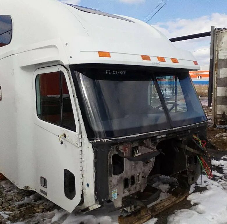 Куплю бу кабину недорого. Кабина Фредлайнер коламбия. Кабина от freightliner Columbia. Кабина коламбия 120. Треснула кабина Фредлайнера.