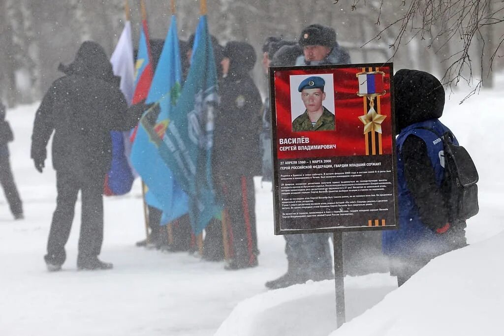 Памяти десантников 6 роты. Аллея памяти воинов десантников Барнаул. Аллея памяти 6 роты Барнаул.