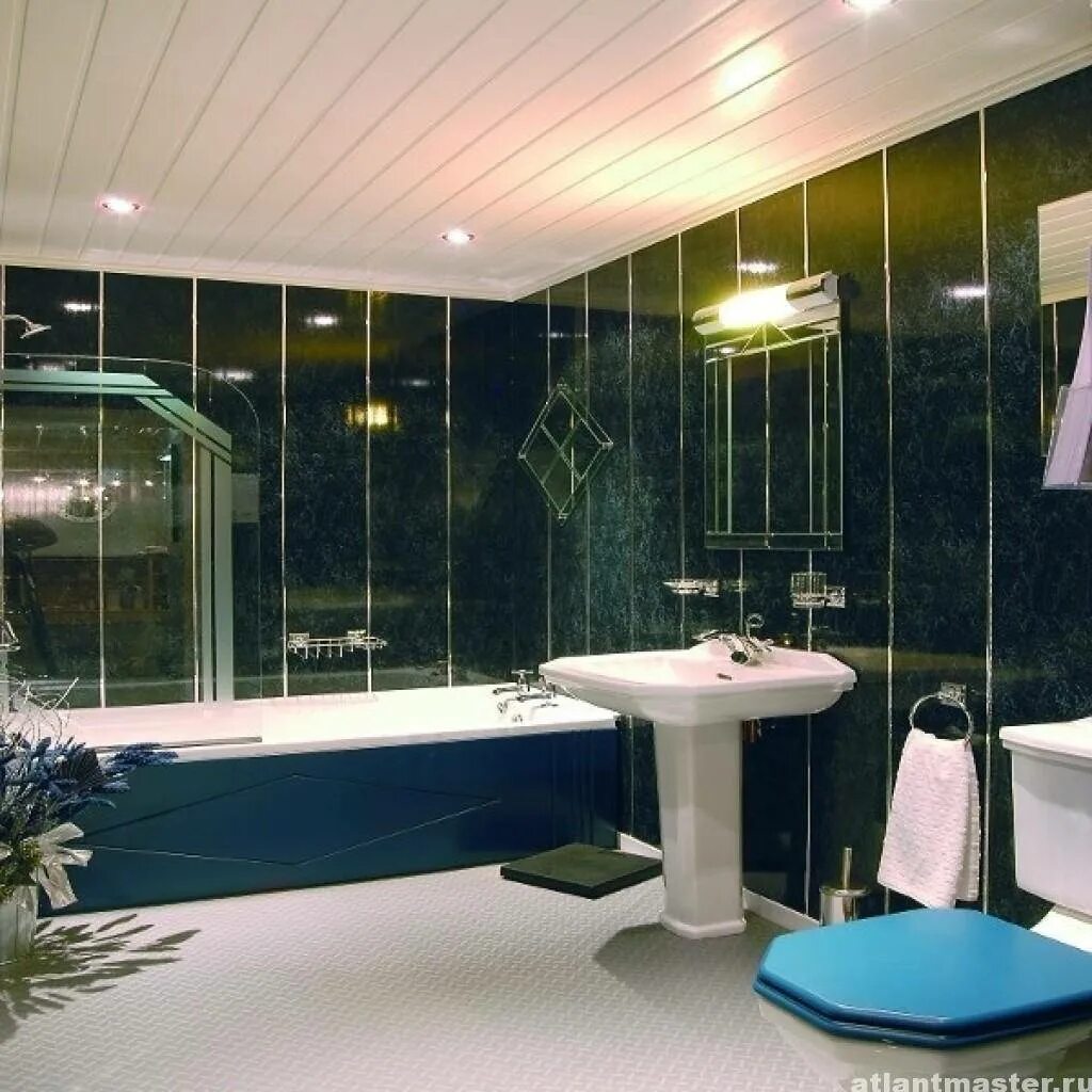 Отделка ванной панелями. Отделка ванной пластиковыми панелями. Отделка ванной комнаты пластиковыми панелями. Ванные комнаты Отделанные панелями.