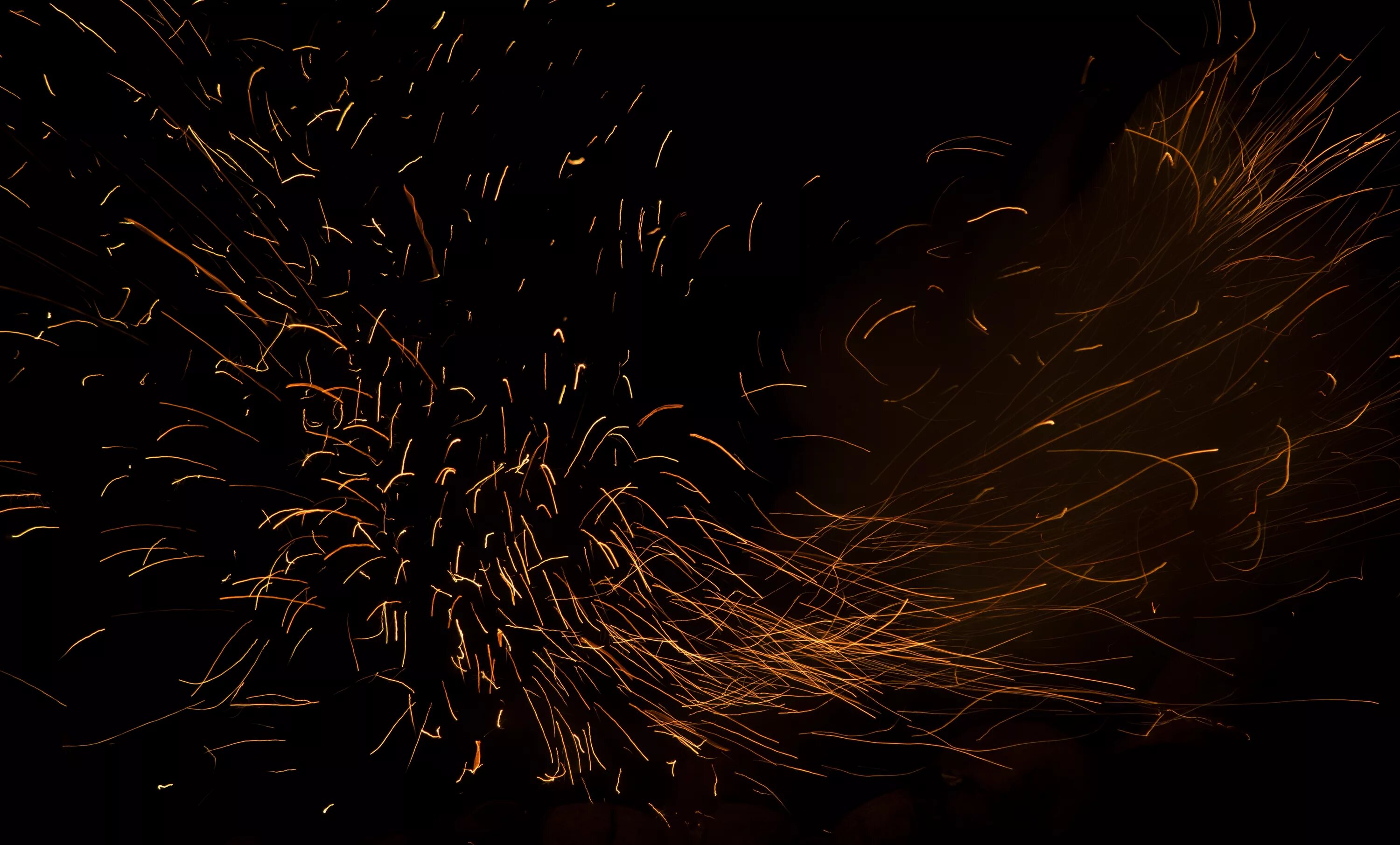 Яркие искры быстро исчезали в глубокой темноте. Искры огня. Бенгальские огни на белом фоне. Бенгальские огни. Бенгальские огни.