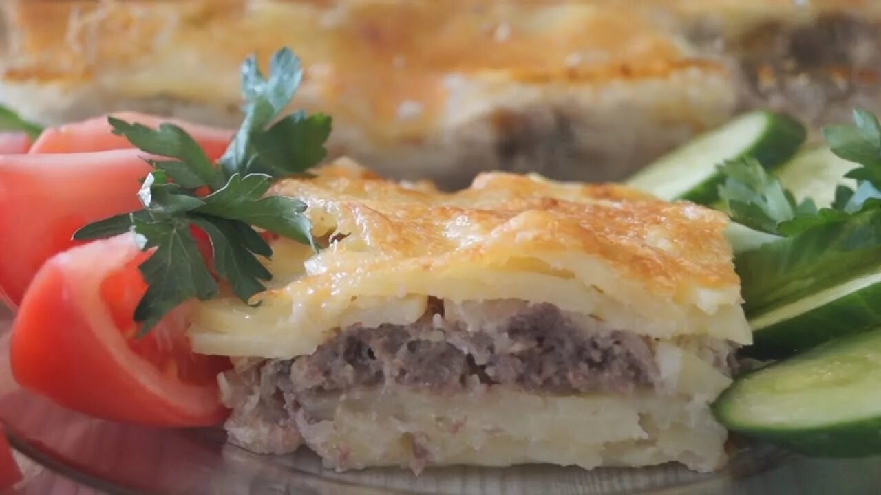 Запеканка из фарша и картофеля. Запеканка с пюре и фаршем. Запеканка из картошки и мяса. Запеканка с фаршем и грибами и картошкой. Запеканка картофельная с фаршем в духовке пошаговый.