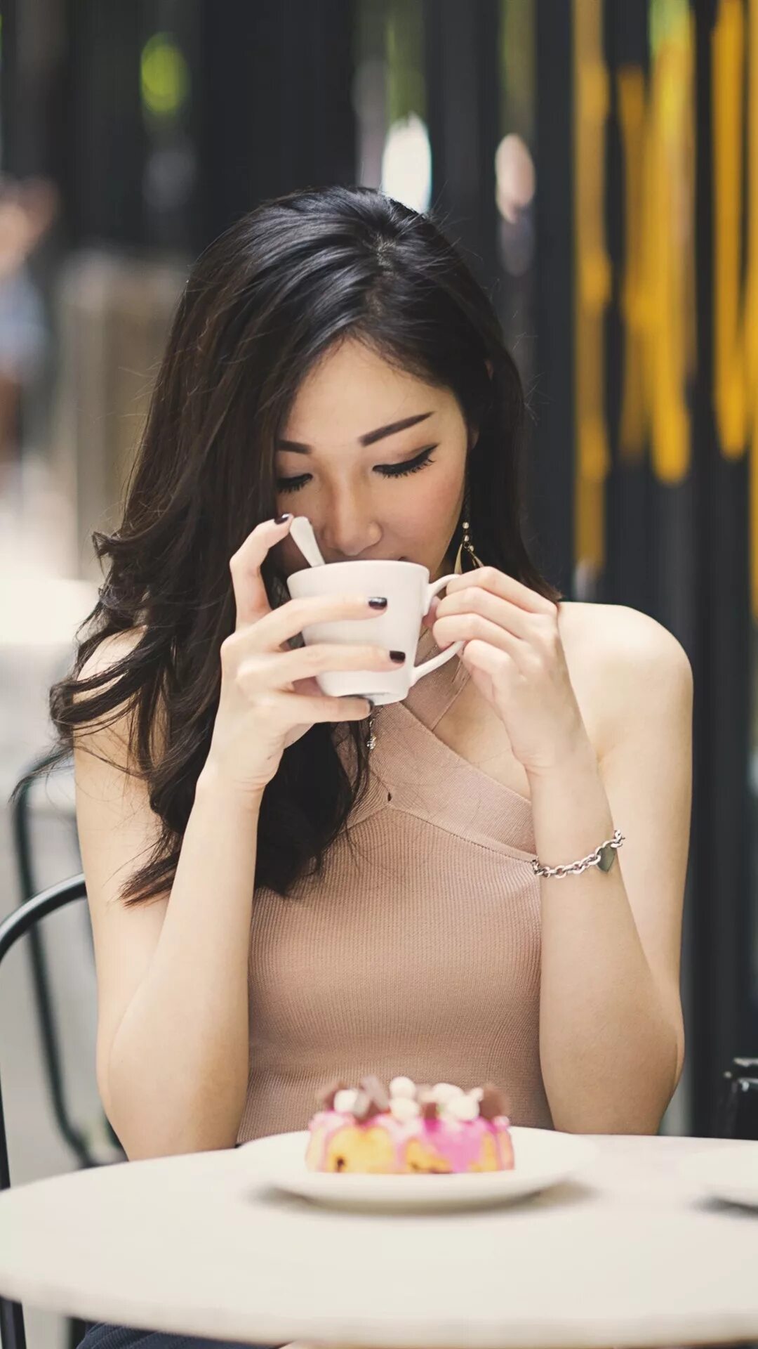 Американо девушки. Американо девушки. Стройная девушка пьет кофе. Чашка кофе в кофейне. Девушка с кофе.