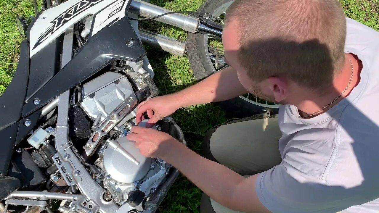 Замена масла кавасаки. Глазок уровня масла кавасаки. Замена масла кавасаки. Kawasaki er 5 смена масла в двигателе. Сливной болт масла сузуки бандит gsf 250.