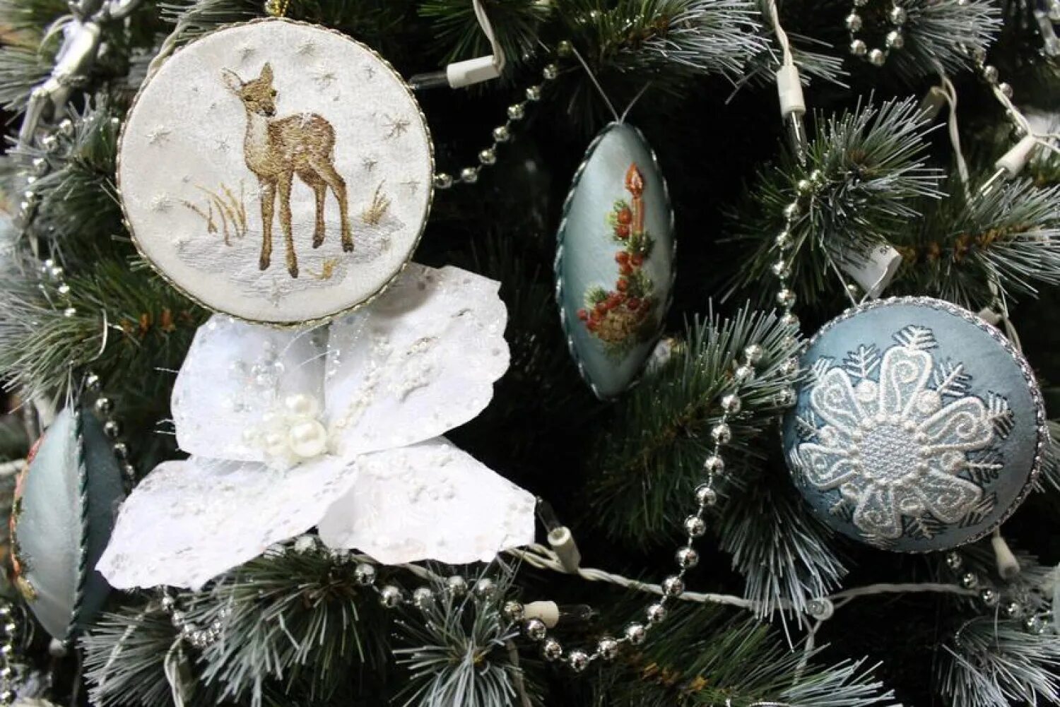 Вышивка елочные игрушки. Церковная лавка тихвинского монастыря. Новотихвинский монастырь вышитые игрушки вертеп купить. Ново-тихвинский женский монастырь в екатеринбурге лавка. Салон по упаковке подарков москва.